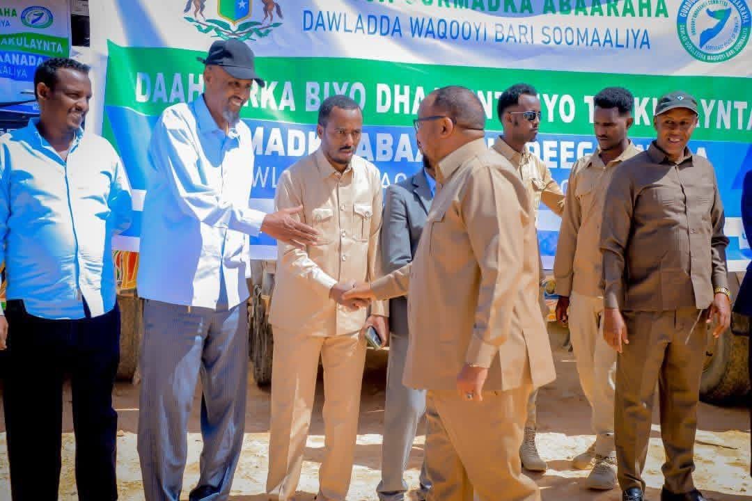 Wasiir kuxigeenka Wasaaradda Tamarta & Khayraadka Biyaha,  𝐄𝐧𝐠 𝐬𝐚𝐢𝐝 𝐡𝐚𝐣𝐢 𝐍𝐮𝐮𝐫 iyo Agaasimaha waaxda biyaha Yaasiin